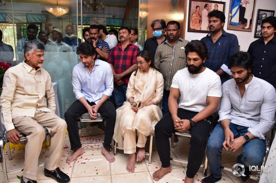 Celebrities-pay-homage-to-superstar-Krishna